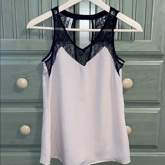 Studio Y Tops - Studio Y Lace Neutral Shoulder Detail Tank XS